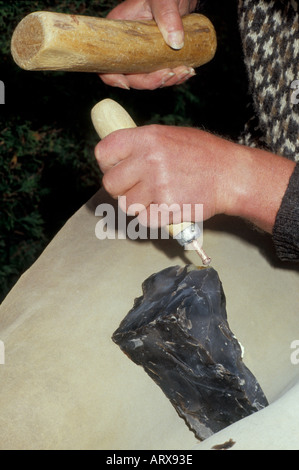 TV Archäologe Phil Harding ist ein Feuerstein Standspiegel seine eine der weltweit ältesten Fähigkeiten Stockfoto