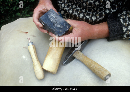 Die Hilfsmittel TV Archäologe Phil Harding ist ein Feuerstein Standspiegel seine eine der weltweit ältesten Fähigkeiten Stockfoto