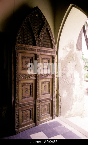 Typische traditionelle geschnitzte Holztür in die steinerne Stadt Sansibar Tansania Ostafrika Stockfoto