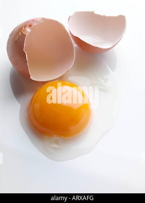Freilandhaltung Ei und Shell auf einem weißen Hintergrund redaktionelle Essen gebrochen Stockfoto