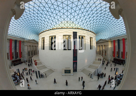 Großer Hof und Leseraum mit Touristen British Museum London England UK United Kingdom GB Großbritannien britische Insel Stockfoto