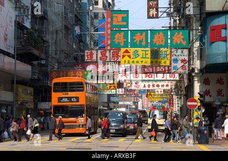 Verkehr auf Shanghai Street im Herzen von Kowloon, Hong Kong Stockfoto