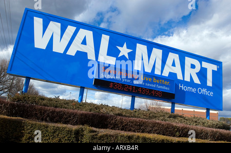Wal-Mart unterzeichnen neue zeigt des neue Slogans "Geld sparen, besser leben" auf der Einzelhandelsgigant Home Office in Bentonville, Arkansas. Stockfoto
