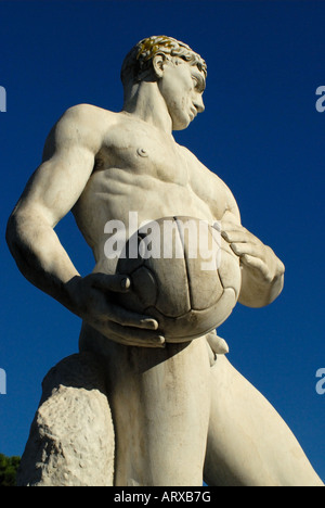 Sportler-Statue im Stadio dei Marmi, Roma Stockfoto