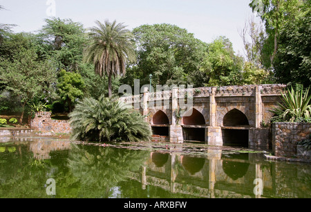 Brücke im Inneren Lodhi Gärten Delhi Indien Stockfoto