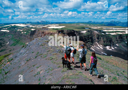 Wanderer auf des Teufels Causeway trail im Flattops Wildnisgebiet Colorado USA Stockfoto