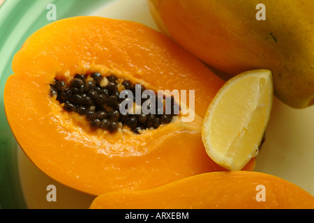 Reife Papaya Obstteller mit Zitronenscheibe Stockfoto
