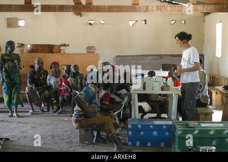 Medikamente sans Frontières und Unhcr helfen Flüchtlingen von C.A.R in Camp im Tschad Stockfoto