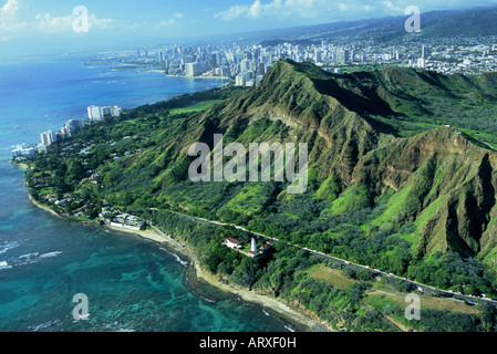 Antenne über Diamond Head, die Küste und den Leuchtturm l Ooking in Richtung Waikiki und Honolulu, Hawaii Stockfoto