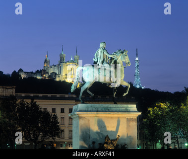 Statue St. Exupery Place Bellecour Lyon Rhone Rhône Alpes Frankreich in der Dämmerung Stockfoto