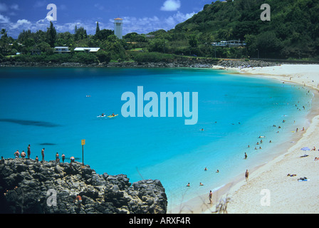 Ruhigen Sommer Wasser am Strand von Waimea Bay auf der Nordküste von Oahu, Hawaii Stockfoto