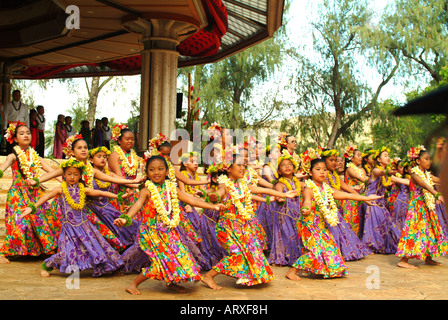 Keiki-Hula-Tänzer aus Halau Hula O Hokulani Tanz im Kapiolani Park am Lei Tag. Stockfoto