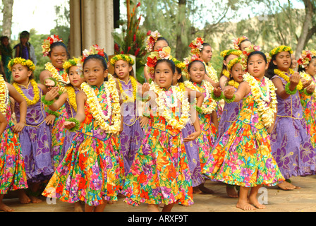 Keiki-Hula-Tänzer aus Halau Hula O Hokulani Tanz im Kapiolani Park am Lei Tag. Stockfoto