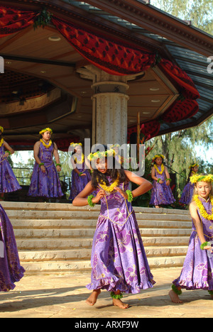 Keiki-Hula-Tänzer aus Halau Hula O Hokulani Tanz im Kapiolani Park am Lei Tag. Stockfoto