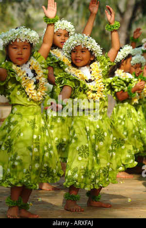 Keiki-Hula-Tänzer aus Halau Hula O Hokulani Tanz im Kapiolani Park Musikpavillon in Waikiki, Honolulu Stockfoto