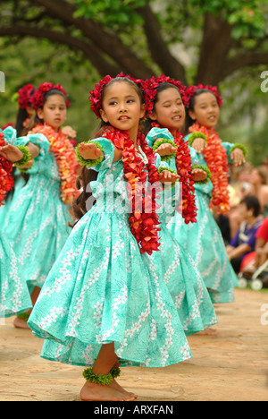 Keiki-Hula-Tänzer aus Halau Hula O Hokulani Tanz im Kapiolani Park am Lei Tag. Stockfoto