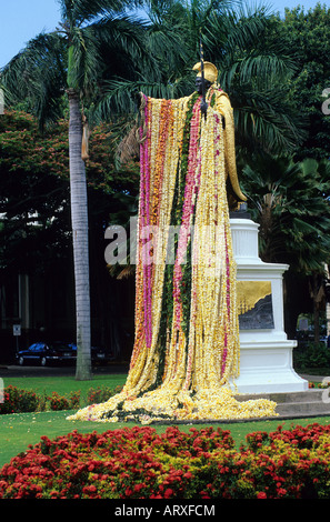 Die Statue von König Kamehameha drapiert mit Lei über King Kamehameha Day, 11. Juni, Innenstadt von Honolulu Stockfoto