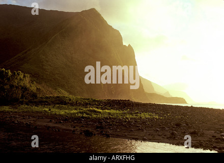 Die atemberaubenden Klippen von abgelegenen Wailau Tal auf Molokai Leuchten in dem weichen goldenen Nachmittag Licht. Stockfoto