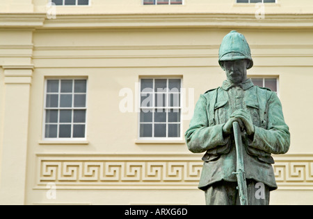 Boer Kriegerdenkmal vor Neo Klassik terrassenförmig angelegten Gebäuden Cheltenham Gloucestershire England UK Europe Stockfoto