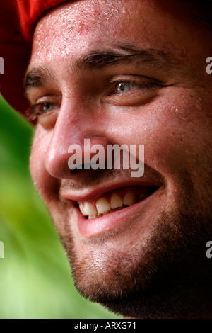 Ein lächelndes junge kaukasisches Männchen zeigt die Auswirkungen von Feuchtigkeit und Hitze an einem heißen australischen Tag Stockfoto