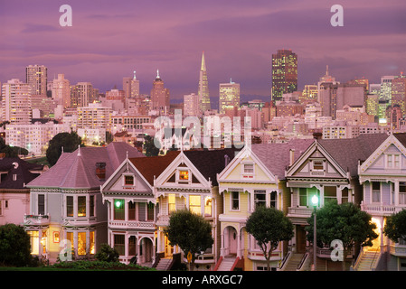 Vicotrian Häuser an der Steiner Street gegenüber dem Alamo Park in San Francisco in der Abenddämmerung Stockfoto