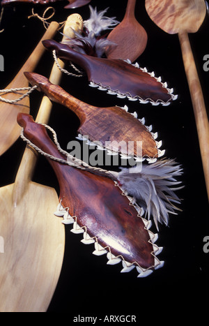 Kanu paddeln und Krieg Clubs beringt mit Tiger Haifischzähne, auf dem Display an eine Handwerksmesse im Kapiolani Park, Waikiki. Stockfoto