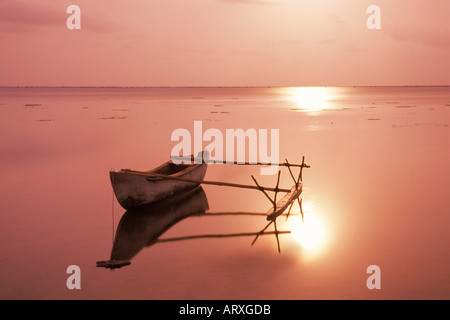 Ausleger-Kanu in Aitutaki Lagune nachts bei Vollmond Stockfoto