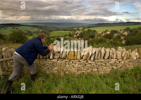 Reparatur einer Trockenwand im Snowshill Cotswolds Herbst Stockfoto