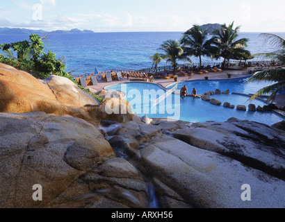 Swimmingpool am Indischen Ozean am Äquator Grand Anse Hotel auf der Insel Mahe auf den Seychellen bei Sonnenuntergang Stockfoto