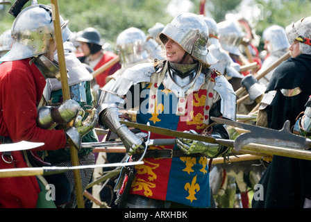 Clash-Truppen inmitten der Schlacht Renactment historischen Tewkesbury 1471 Schlacht England 2007 NR Stockfoto