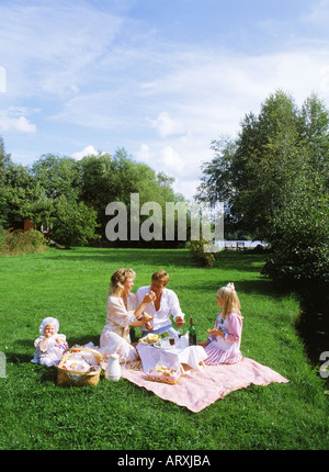 Vierköpfige Familie Sommer Picknick auf der Wiese in Schweden Stockfoto