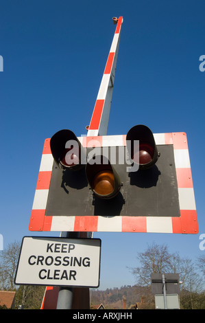 'Keep überqueren klare' Schild am Bahnübergang, Chilworth, Surrey, UK Stockfoto