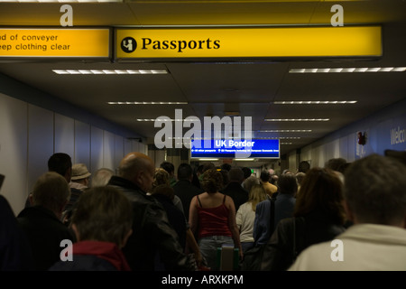 UK Border Pass Kontrolle Warteschlange am Flughafen Glasgow - Einwanderung und Ankünfte Stockfoto