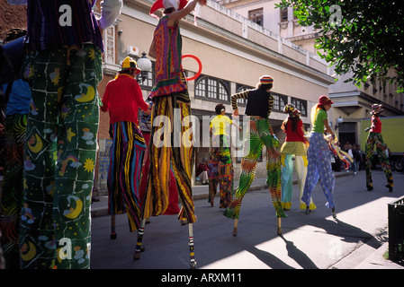 Junge kubanische Buskers, Tanz auf Stelzen in den Straßen von Havanna, Kuba 2001 Stockfoto