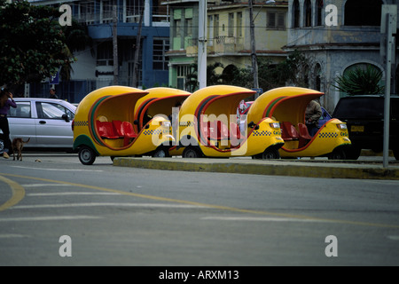 Gelbe Dreirad-gelbe Taxis warten auf Kunden am Malecon Havanna Kuba 2001 Stockfoto