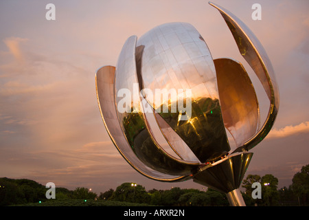 Floralis Generica bei Sonnenuntergang, Buenos Aires, Argentinien Stockfoto