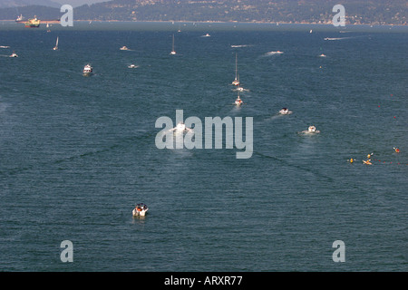 Boote und Kajaks in der English Bay Vancouver B C Stockfoto