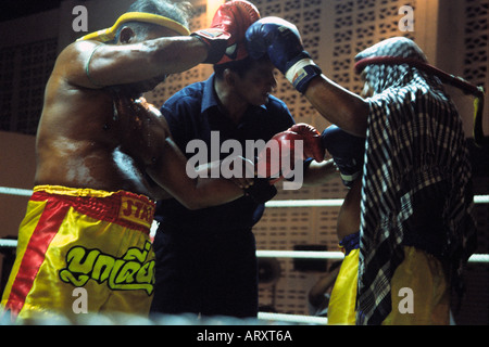 Zwei alte Thai-Boxen Champions Gruß vor dem Kampf des Abends auf Koh Yao Noi Insel im SouthernThailand 2005 Stockfoto