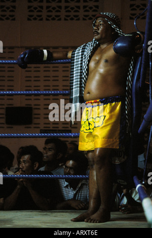 Eine alte Thai Box-Champion in den Ring-Ecke wartet auf den Kampf des Abends in Südthailand Koh Yao Noi 2005 Stockfoto
