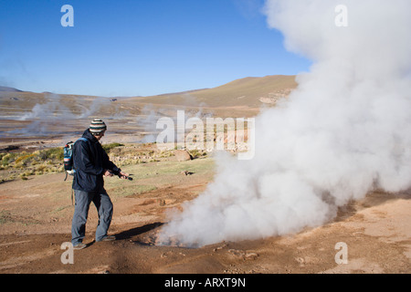 Ein Journalist der Aufnahme den blubbernden Sound von El Tatio Geysir, San Pedro de Atacama, Chile, Südamerika Stockfoto