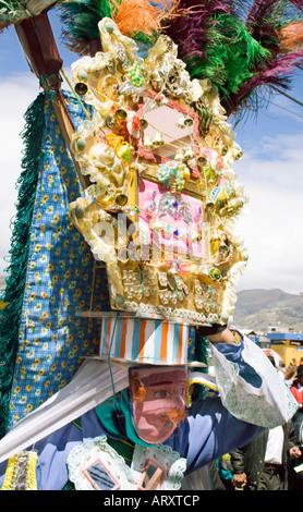 Ein Mann in einer Prozession auf dem bunten, jährliche Fronleichnam-Festival in Pujilí in der Nähe von Latacunga in zentralen Ecuador, Südamerika Stockfoto