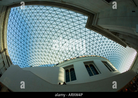 Großer Hof und Leseraum mit Touristen British Museum London England UK United Kingdom GB Great Britain Stockfoto