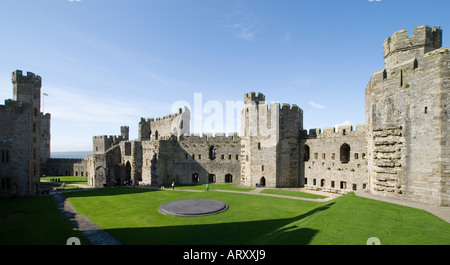 Caernarvon Castle Wände von innen die Exerzierplatz Stockfoto