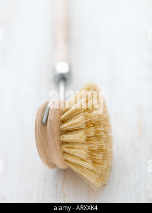 Haushaltsreiniger Pinsel auf weißem Holz Hintergrund Stockfoto