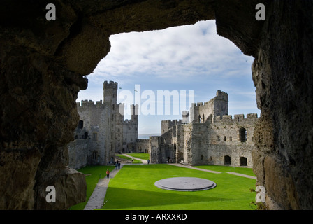 Caernarvon Castle View aus innerhalb einer Tür Stockfoto