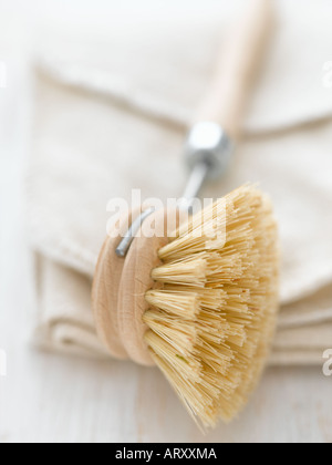 Haushaltsreiniger, Pinsel und Handtuch auf weißem Holz Hintergrund Stockfoto