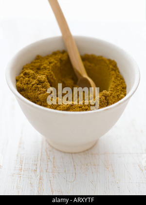Curry-Pulver in Keramikschale auf weißem Holz - high-End 61mb Hasselblad digitale Bild Stockfoto