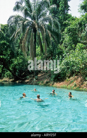 Touristen genießen Wikki Warm Springs, Yankari-Nationalpark in Nigeria Stockfoto