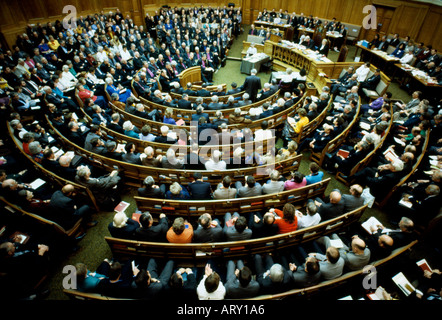 Die Generalsynode der anglikanischen Church Of England im Kirchhaus in London England Stockfoto