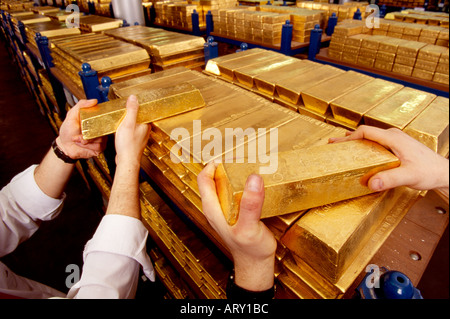 Goldbarren Goldbarren im Gold-Tresor unter der Bank of England in Threadneedle Street London England Stockfoto